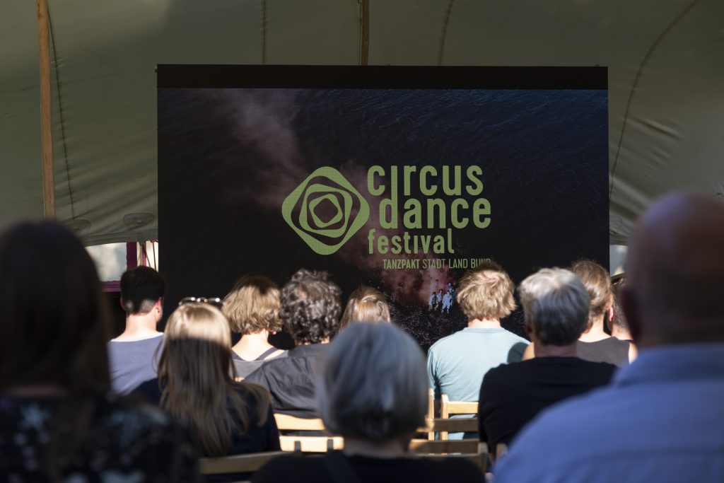 Das Logo vom CircusDanceFestival ist auf der Kinoleinwand zu sehen.