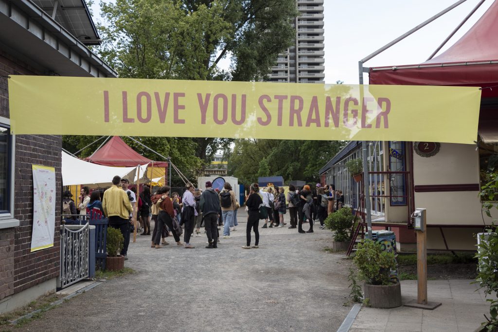 Das I love you stranger-Banner hängt über dem Eingang zum CircusDanceFestival.